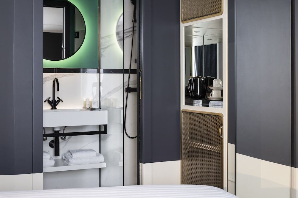 Hotel Parisianer Classic Double Room 4