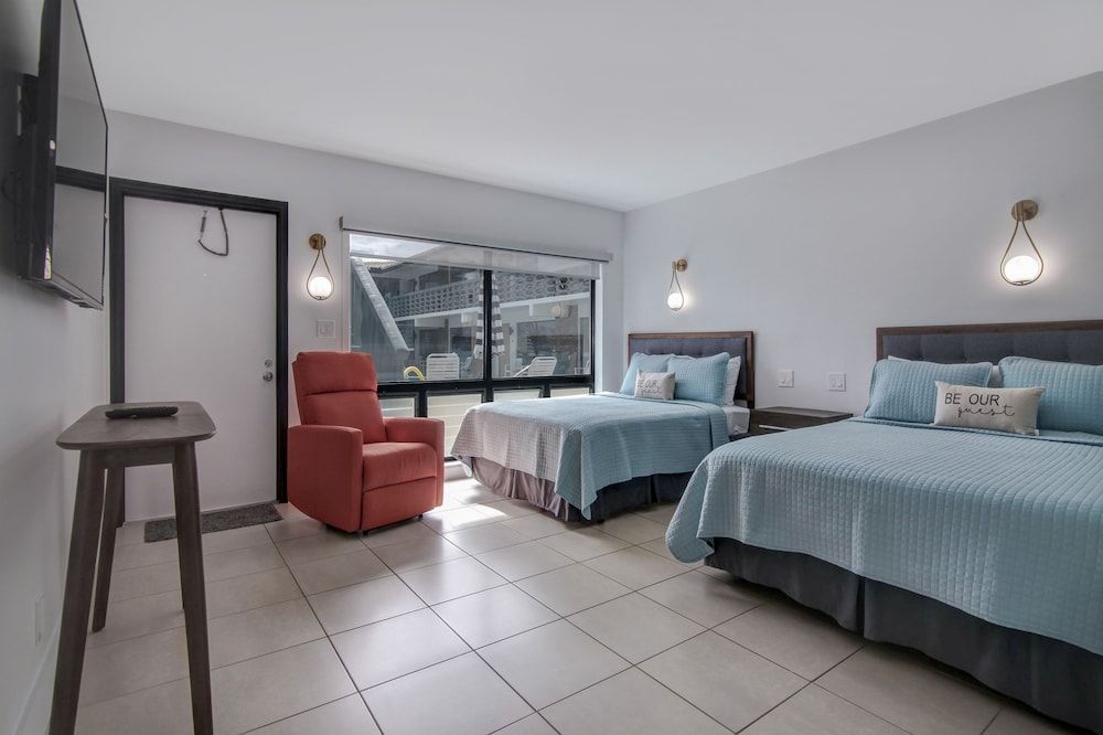 Ocean Villas of Deerfield Deluxe Studio Suite, 2 Queen Beds, Kitchen 2