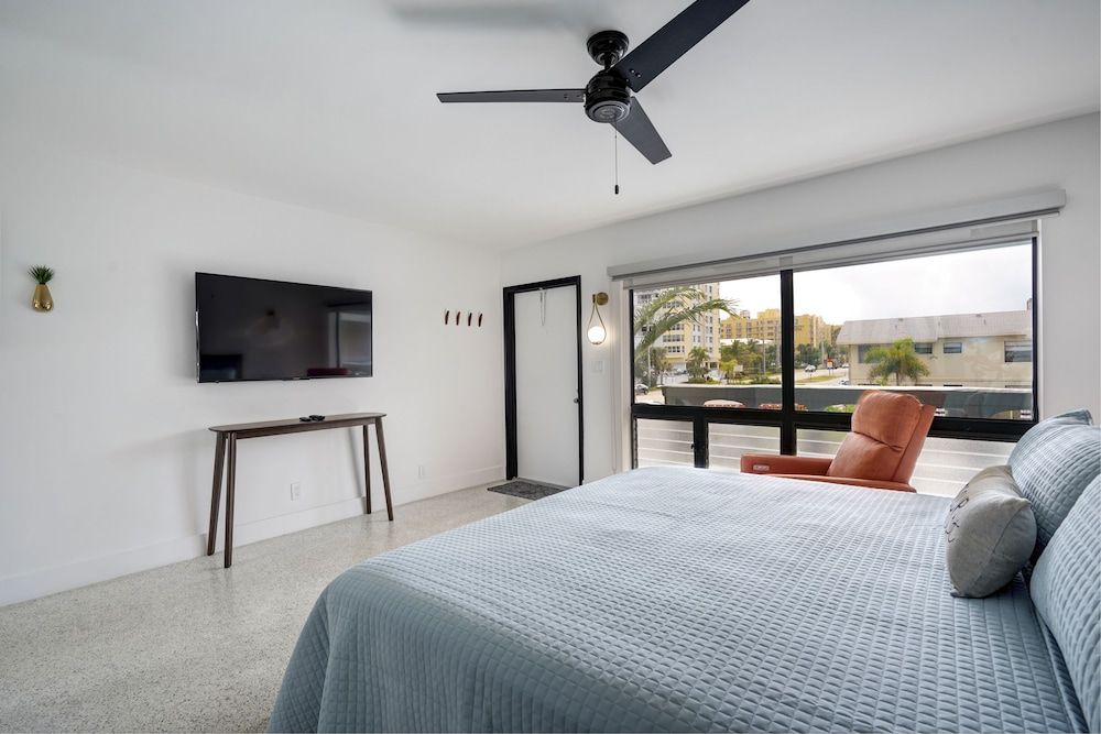 Ocean Villas of Deerfield Deluxe Studio Suite, 1 King Bed, Kitchen 2
