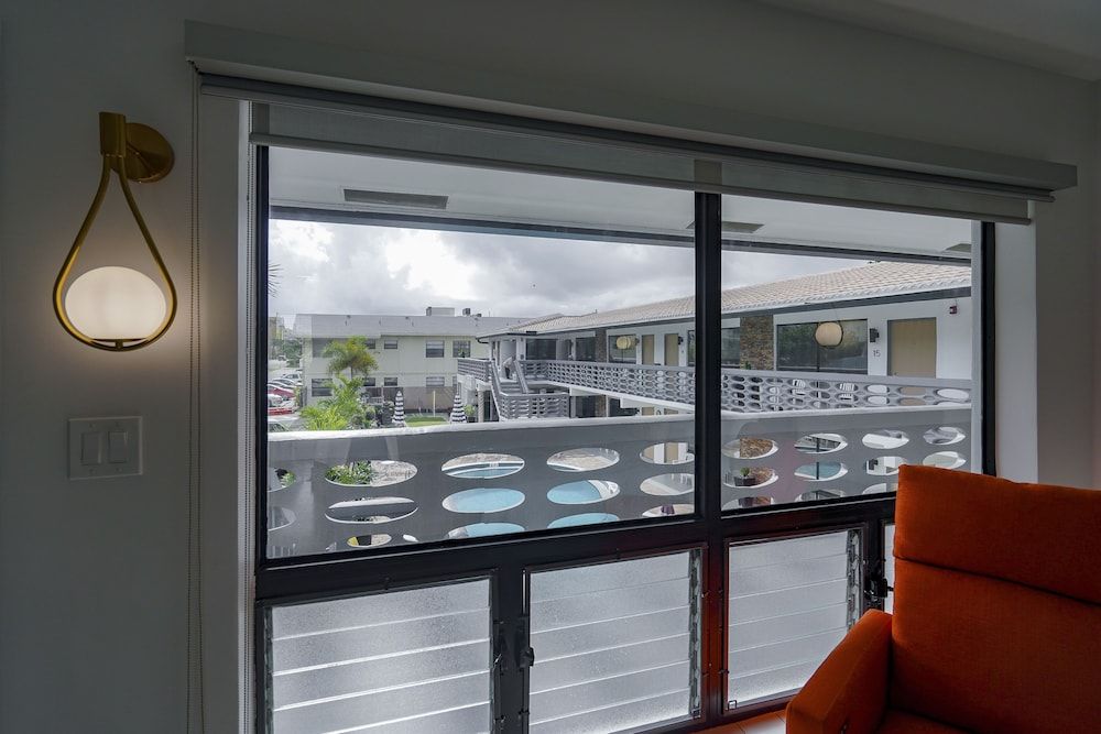 Ocean Villas of Deerfield Deluxe Studio Suite, 1 King Bed, Kitchen 4