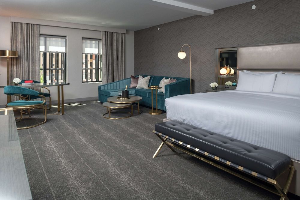 Suite, 1 King Bed, Accessible (Deco)