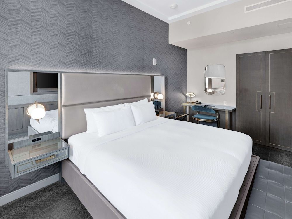 Suite, 1 King Bed, Club Lounge Access (Petite Lounge)