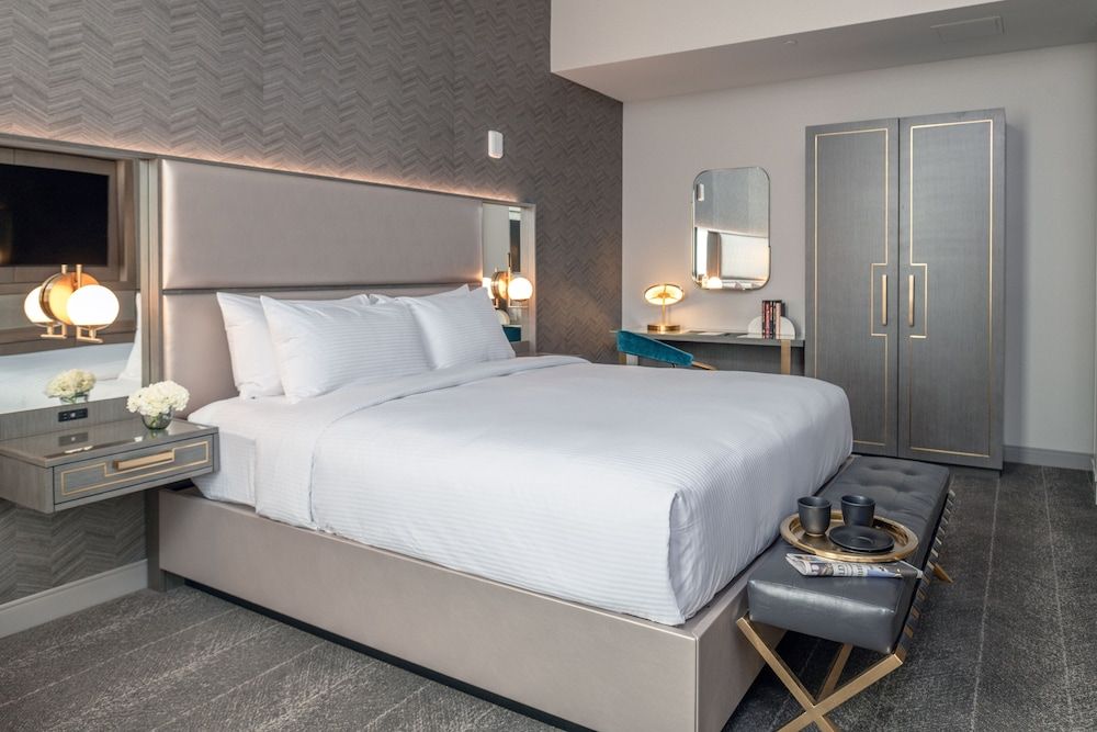 Suite, 1 King Bed, Club Lounge Access (Petite Lounge)