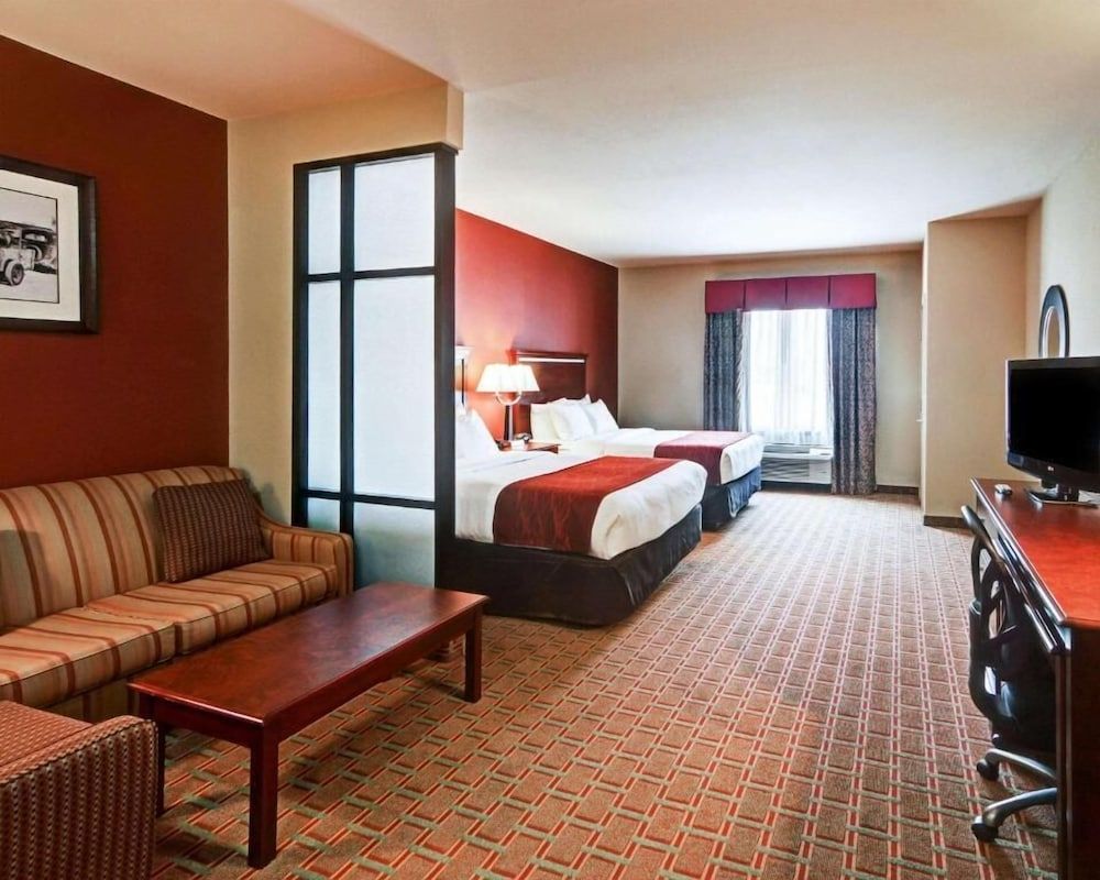 Suite, Non Smoking (2 Queen Beds, 1 Double Sofa Bed)