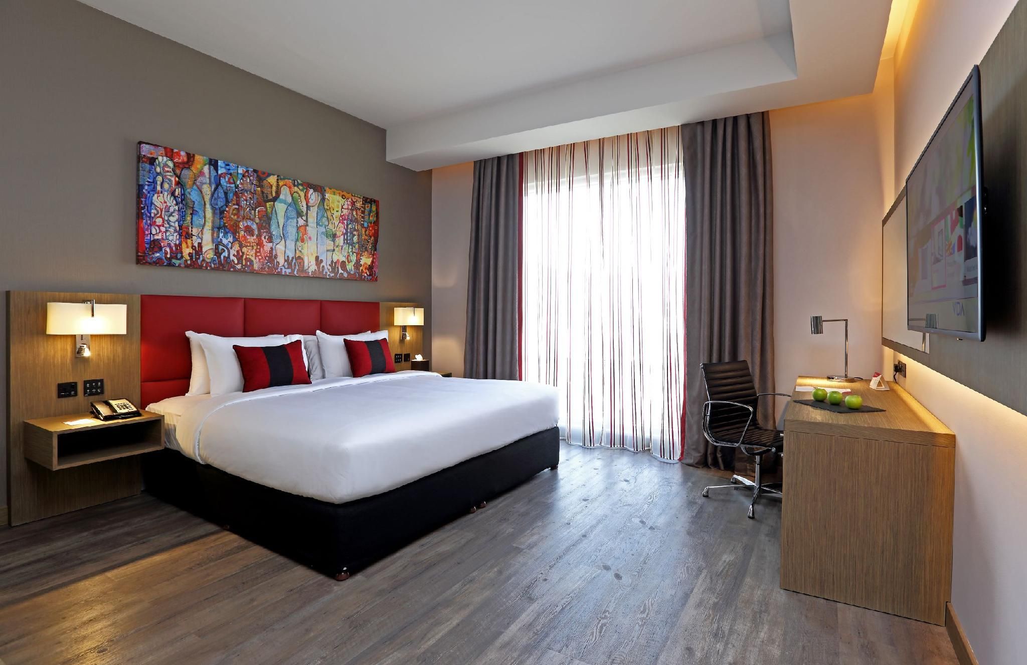1 King Bed, Non-Smoking