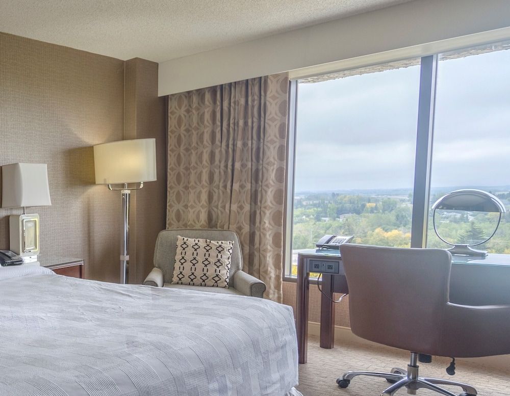 Red Deer Resort & Casino Deluxe Room, 1 King Bed 3
