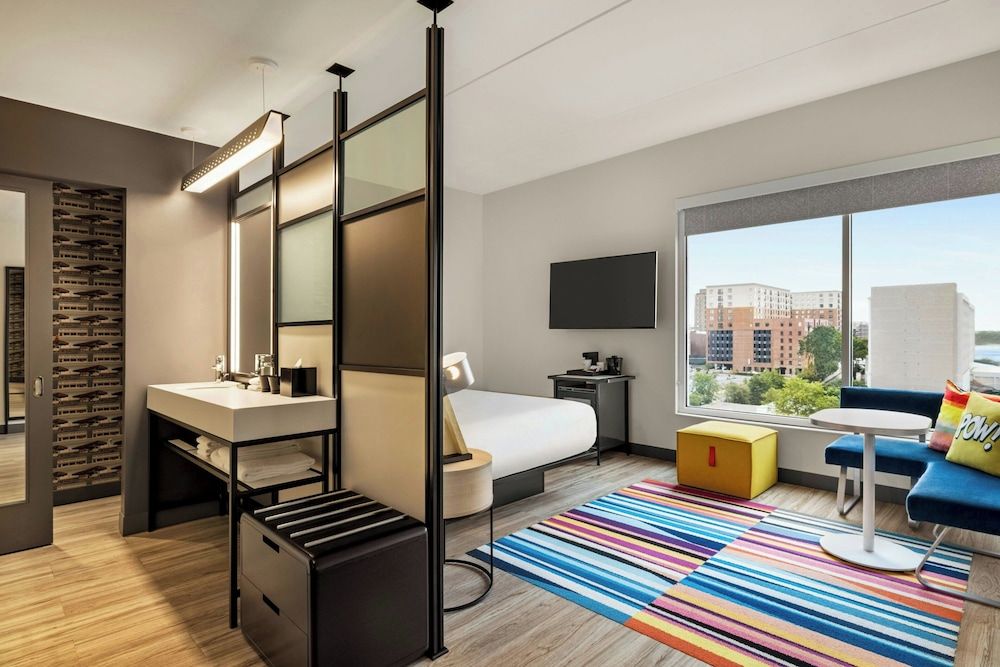 Room, 1 King Bed, River View