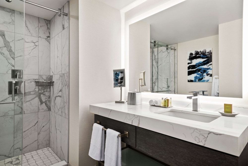 Hilton Grand Vacations Club Chicago Magnificent Mile Studio, 1 King Bed 3