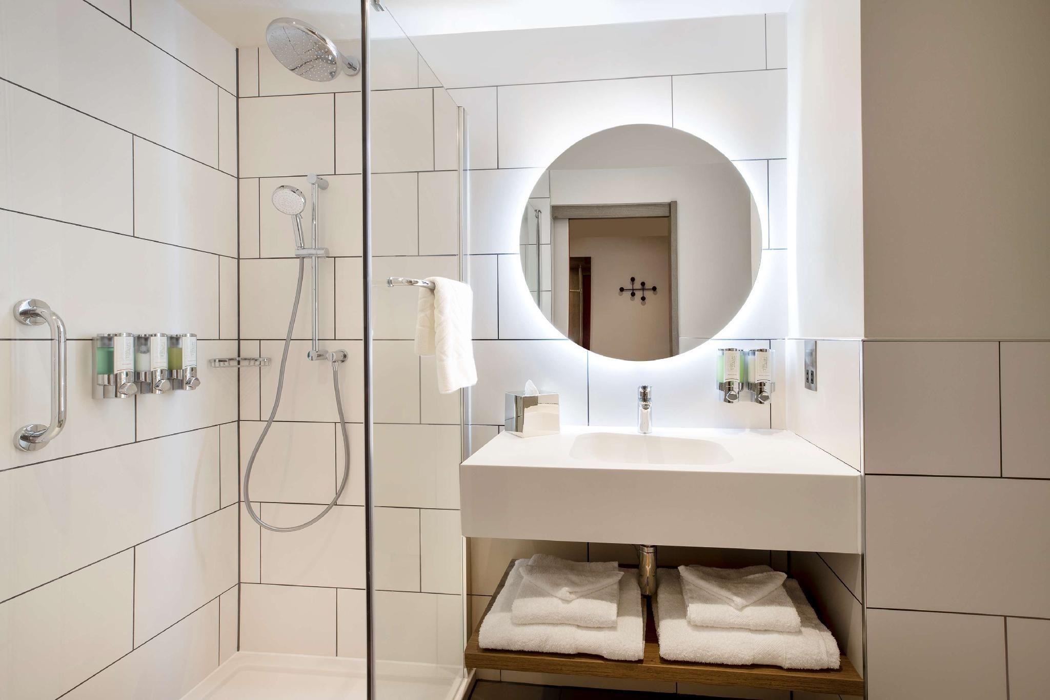 undefined Hampton by Hilton Bath City 6