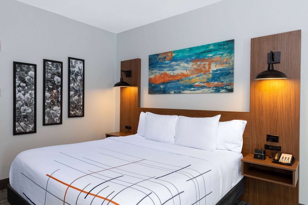 Room, 1 King Bed, Accessible, Non Smoking (Mobility/Hearing, Tub w/Grab Bars)