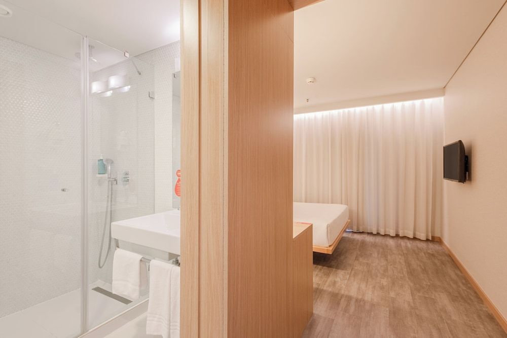 Moov Hotel Porto Norte Standard Double Room, 1 Queen Bed 8