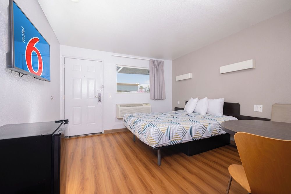 Deluxe Room, 1 Queen Bed, Non Smoking, Refrigerator