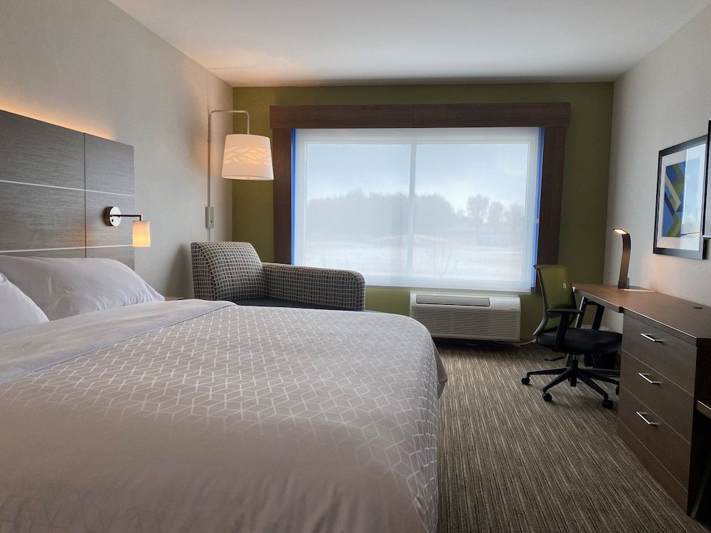 Standard Room, 1 King Bed, Mobility Accessible (Mobility, Roll-In Shower)