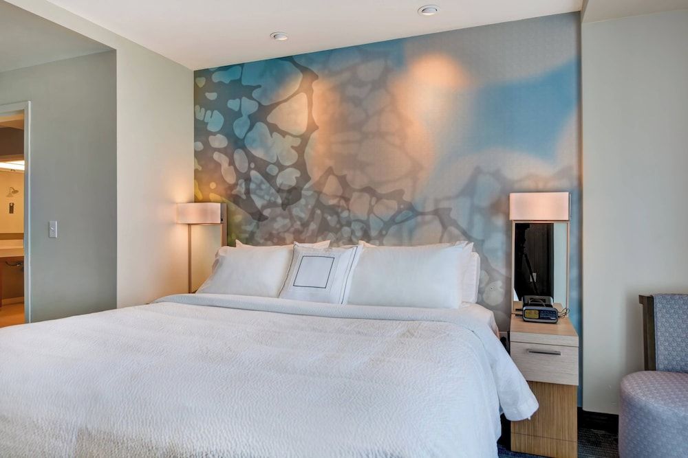 Suite, 1 King Bed (Hearing Accessible)