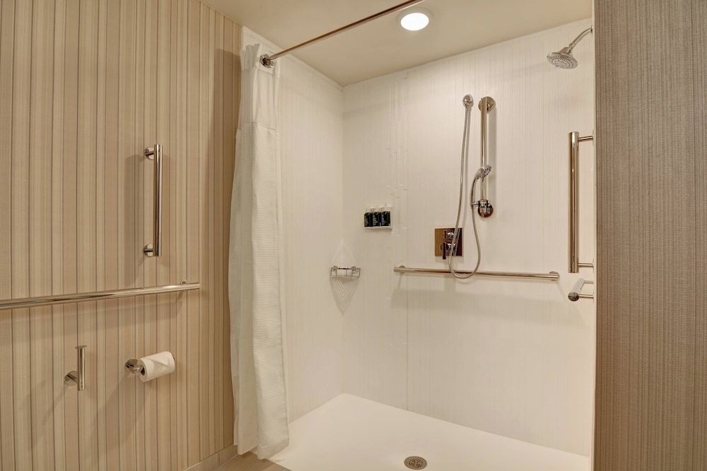 Room, Non Smoking (Mobility Accessible, Roll-In Shower)