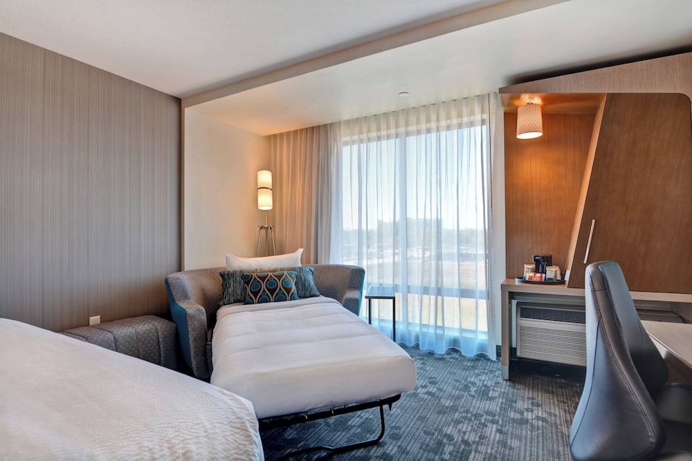 Suite, 1 King Bed (Hearing Accessible)