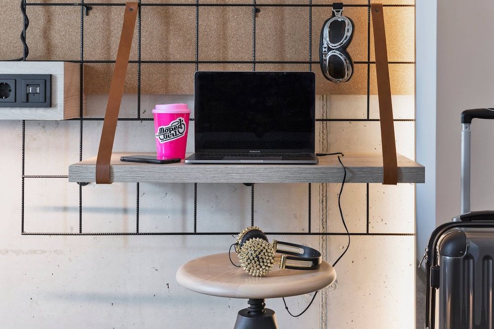 Moxy Munich Ostbahnhof Room, 1 Queen Bed 4