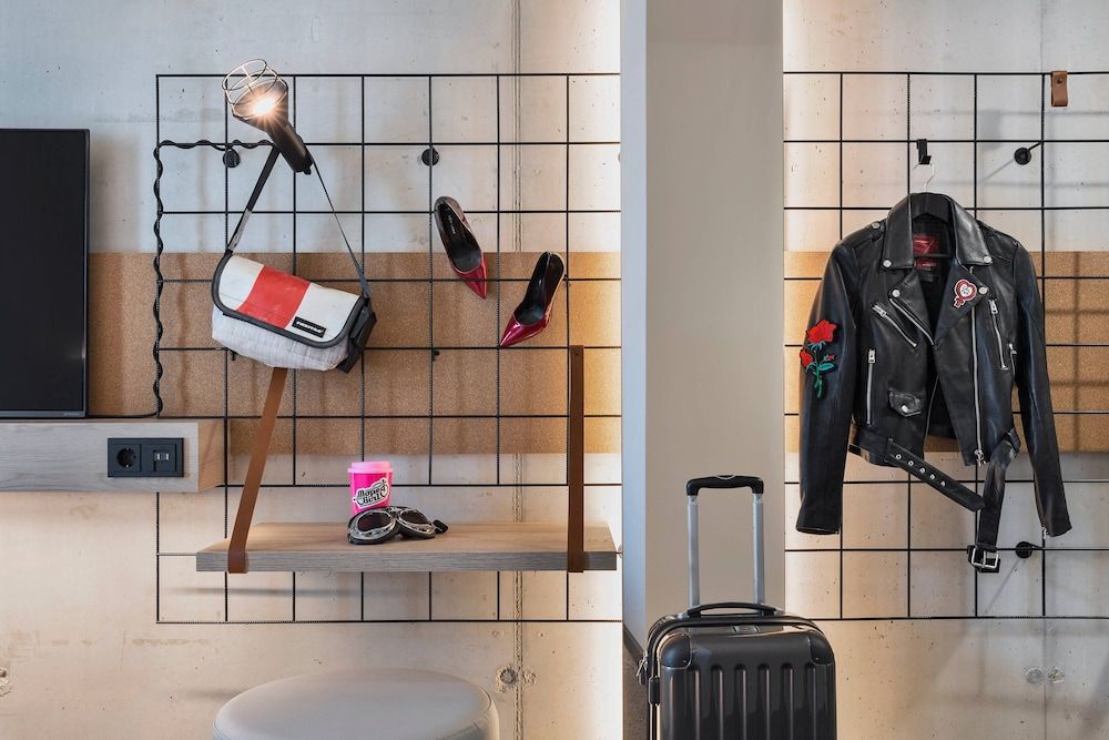 Moxy Munich Ostbahnhof Room, 1 Queen Bed 5