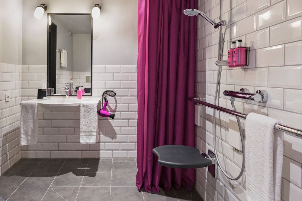 Moxy Munich Ostbahnhof Room, 1 Queen Bed 7