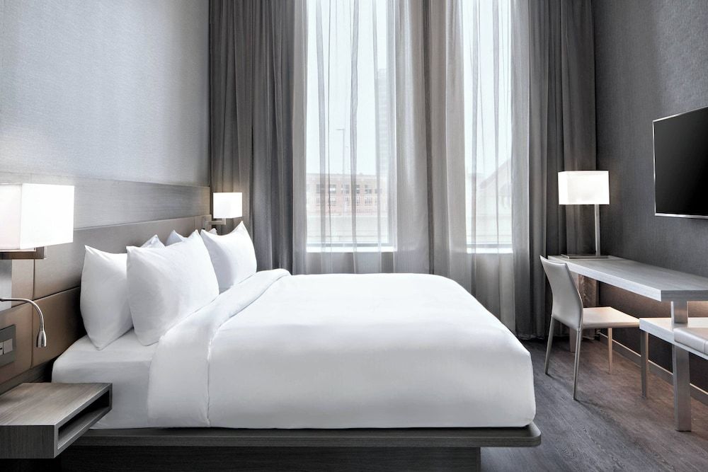 Room, 1 King Bed, City View, Corner