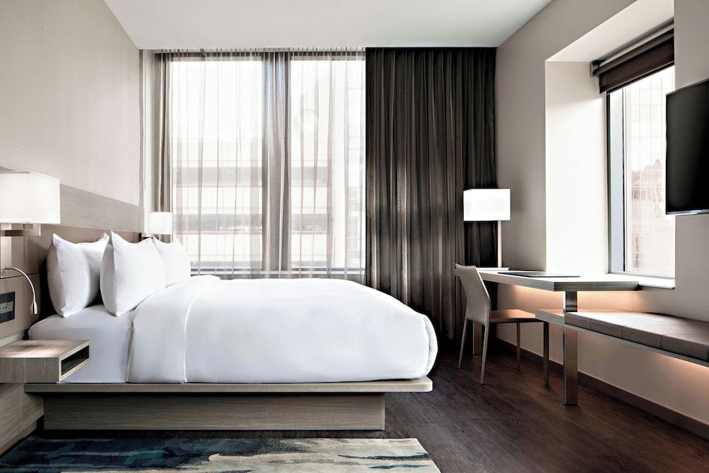 Room, 1 King Bed, City View (Mobility Accessible, Roll-In Shower)