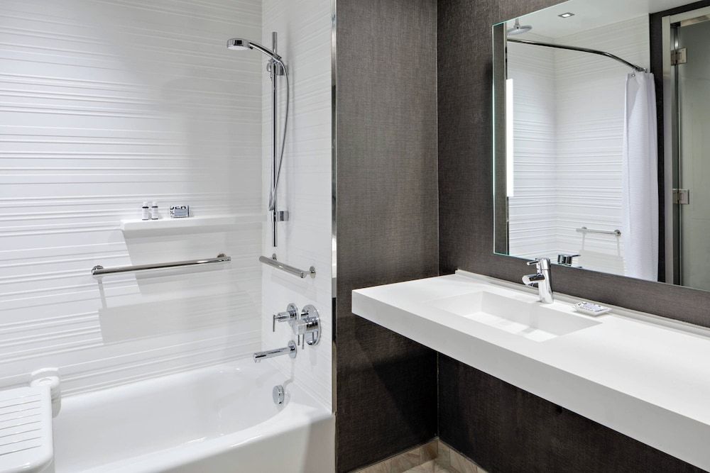 Room, 2 Queen Beds, City View (Mobility/Hearing Accessible, Tub)