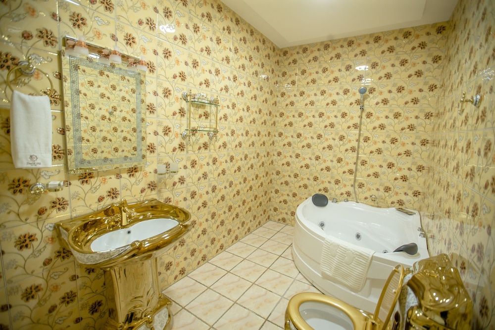 Deep Soaking Bathtub