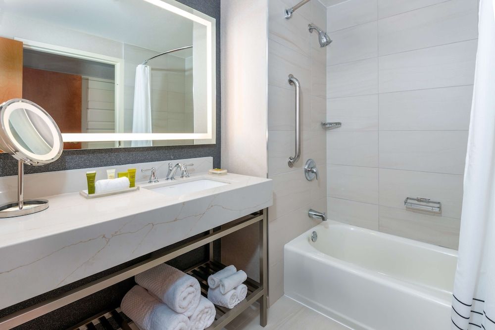 Suite, 1 King Bed (2 Rooms)