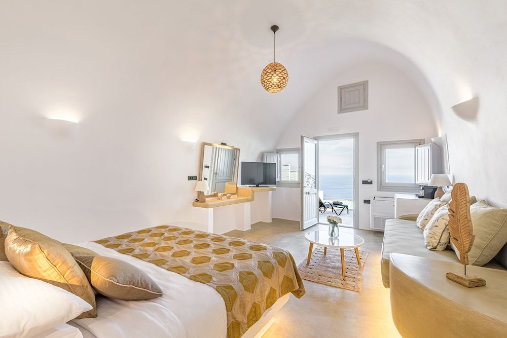 Superior Cave Suite with Private Pool & Sea View