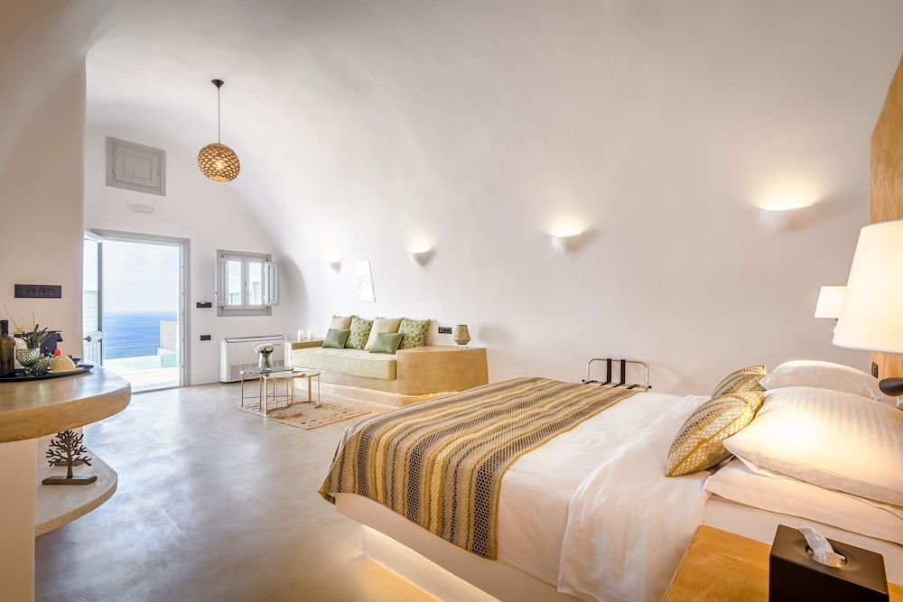 Superior Cave Suite with Private Pool & Sea View