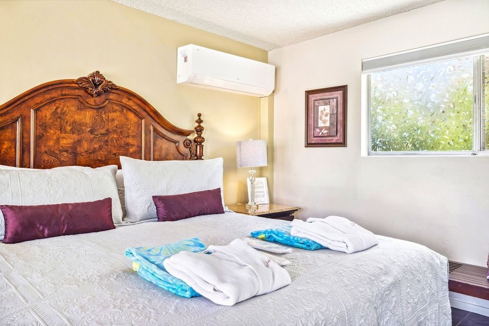 Lido Palms Resort and Spa Room, 1 King Bed, Private Bathroom (California) 5