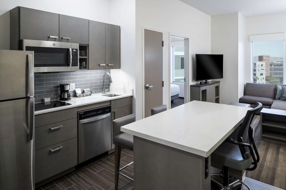 Suite, 1 Bedroom, Kitchen (1 King Bed, High Floor, Sofabed)