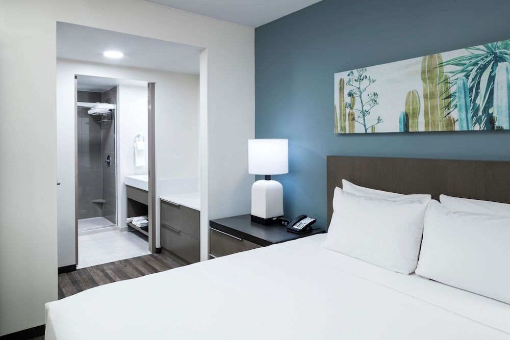 Suite, 1 Bedroom, Kitchen (1 King Bed, High Floor, Sofabed)