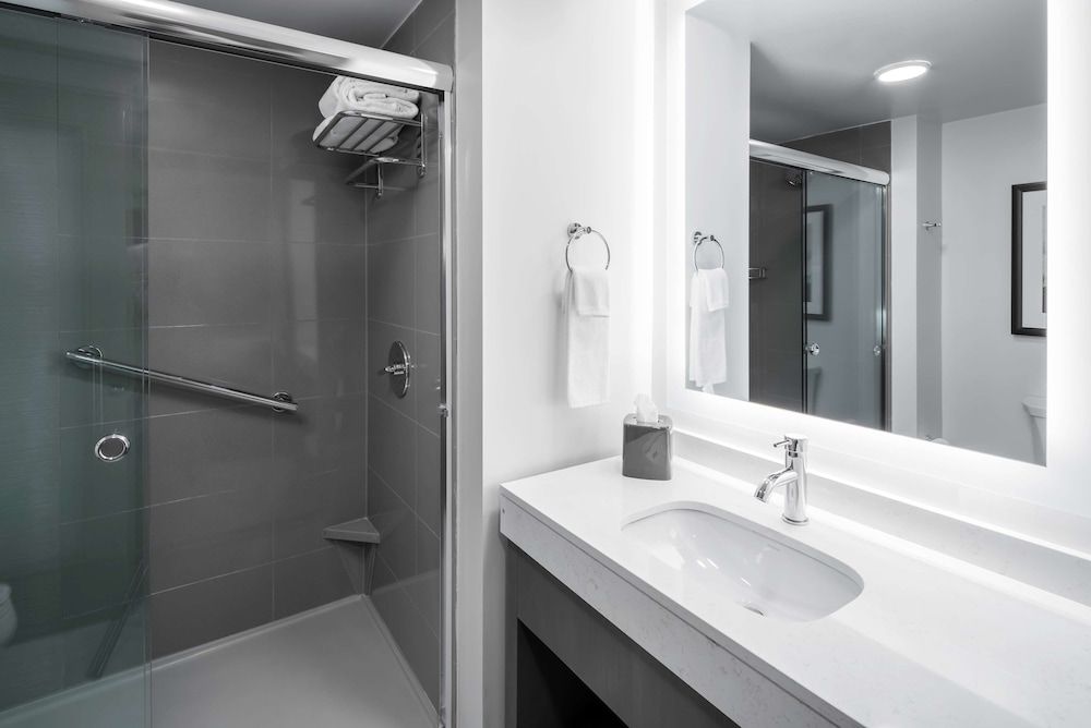 Studio Suite, 1 King Bed with Sofa bed, Kitchen (High Floor)