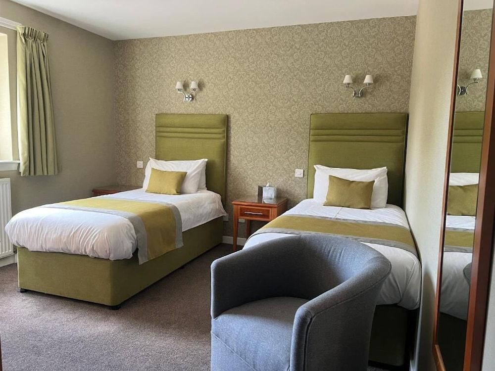 Laichmoray Hotel Twin Room