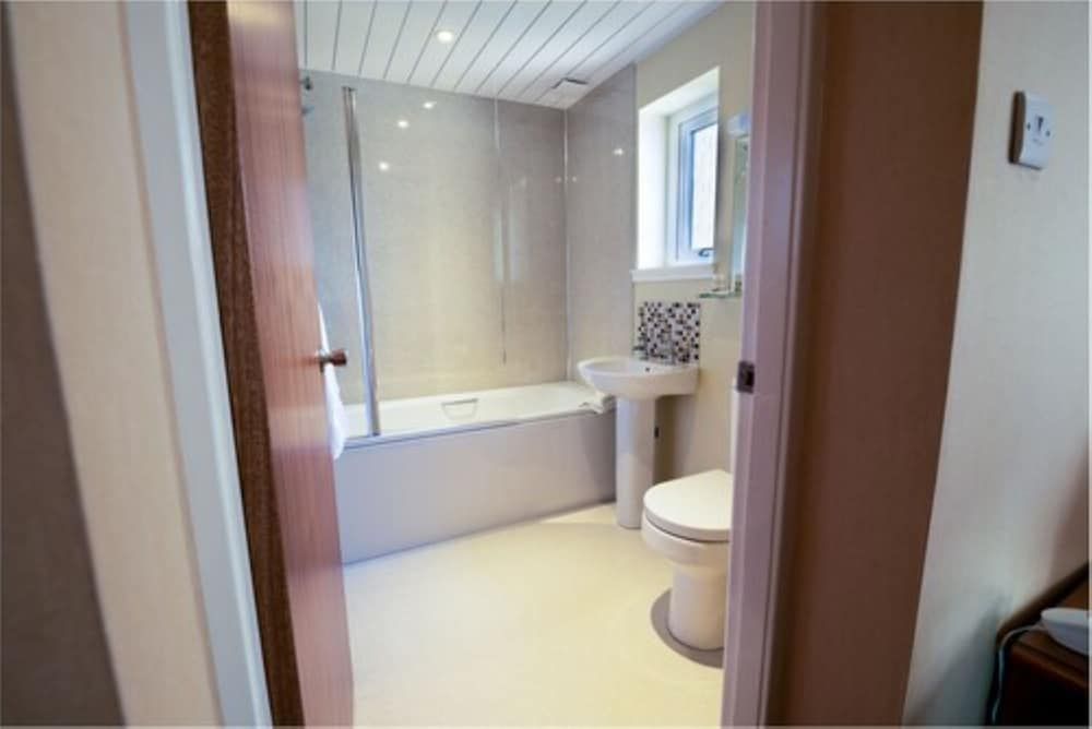 Laichmoray Hotel Twin Room 4