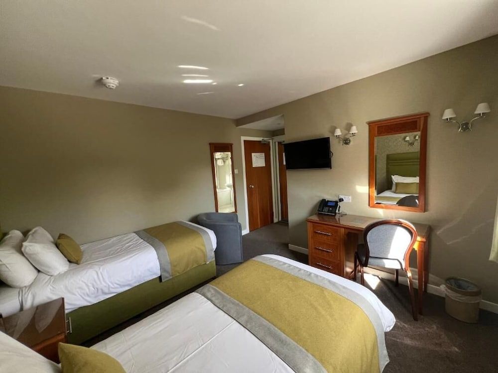 Laichmoray Hotel Twin Room 3