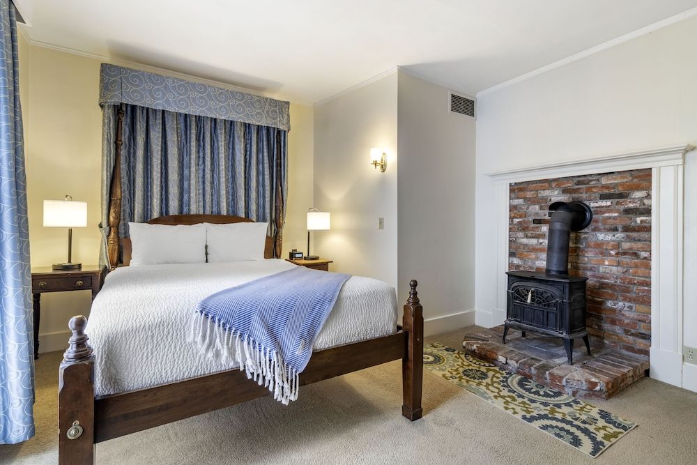 Queen Bed, Jacuzzi, Fireplace, Pet Friendly
