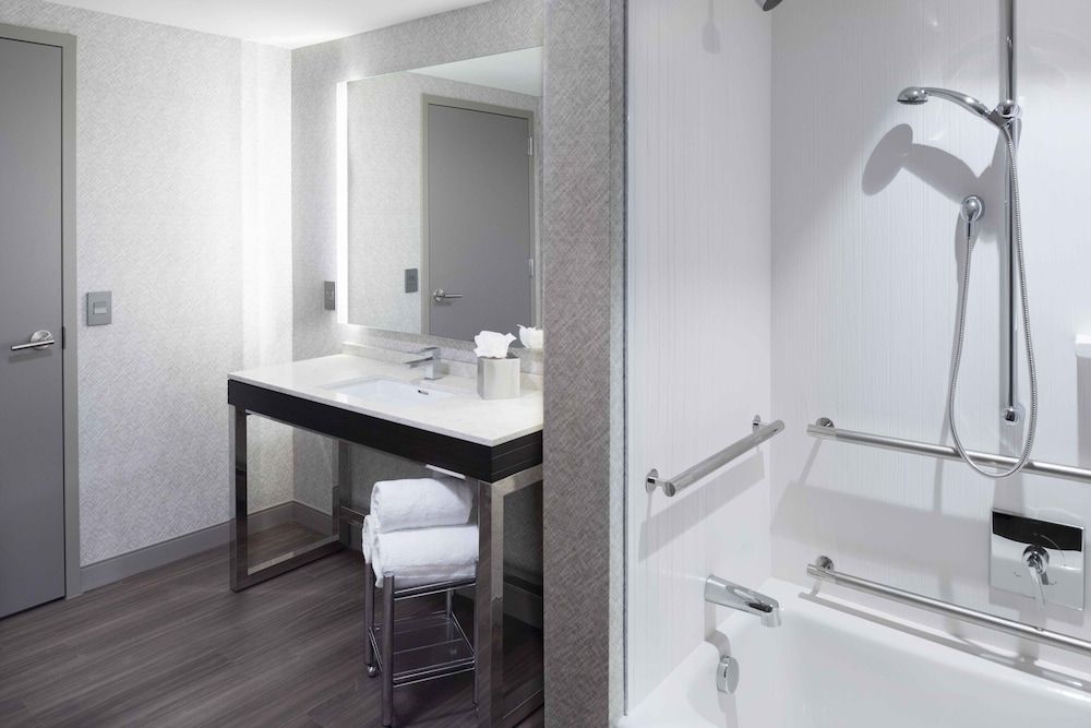Suite, 1 Bedroom, Non Smoking, Corner (Mobility/Hearing Accessible, Tub)