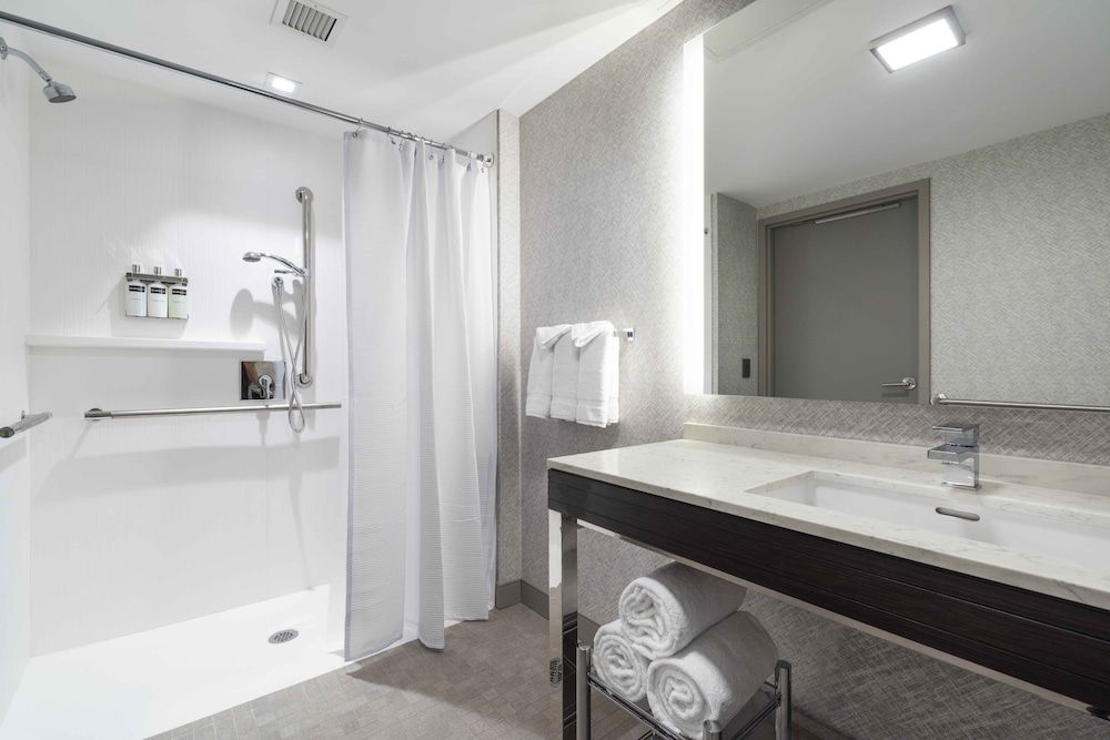 Suite, 1 Bedroom, Non Smoking, Corner (Mobility/Hearing Access, Roll-in Shwr)