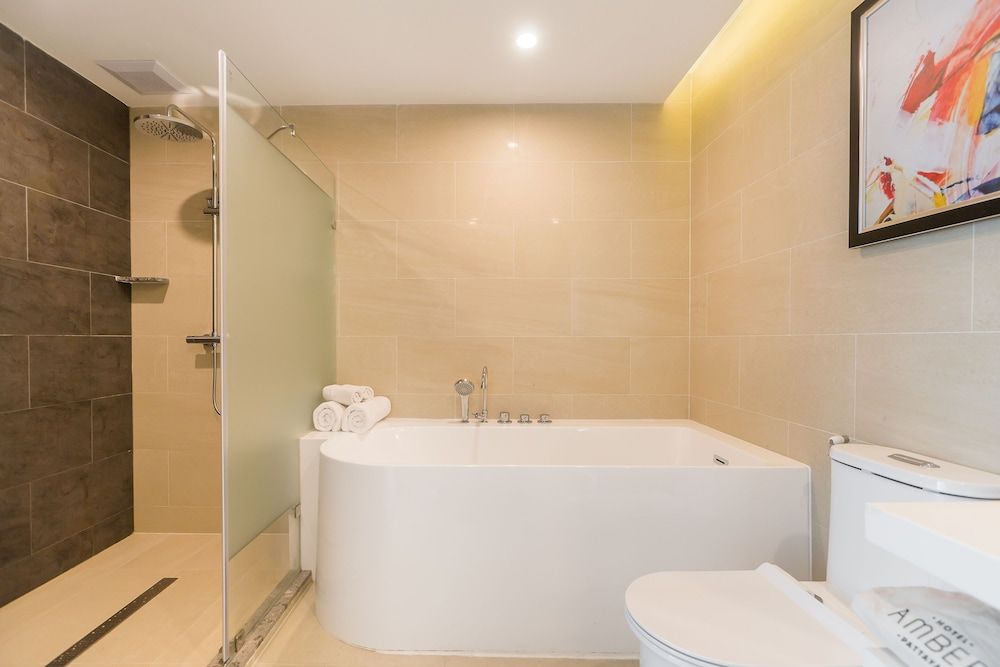 Hotel Amber Pattaya Grand Deluxe Room 16