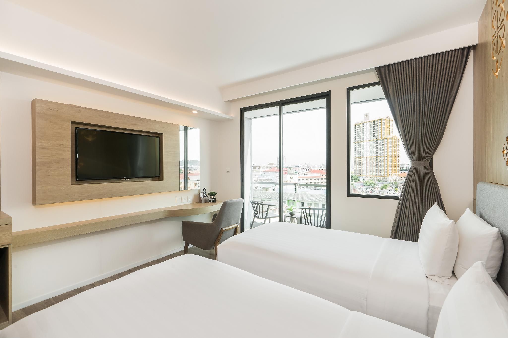 Hotel Amber Pattaya Deluxe City View Double or Twin Room with Balcony 2