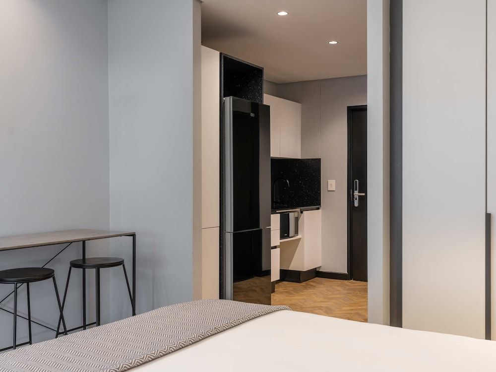 The Onyx Apartment Hotel by NEWMARK Studio, 1 King Bed, City View 6