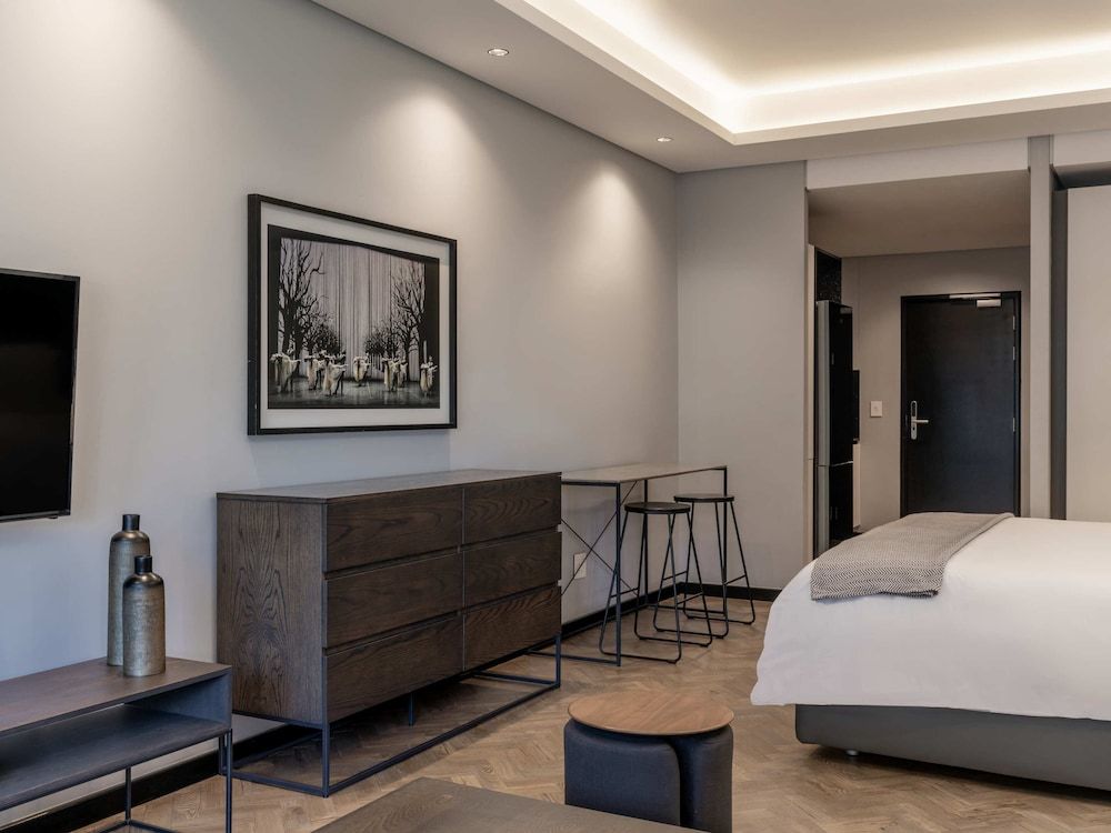The Onyx Apartment Hotel by NEWMARK Studio, 1 King Bed, City View 2