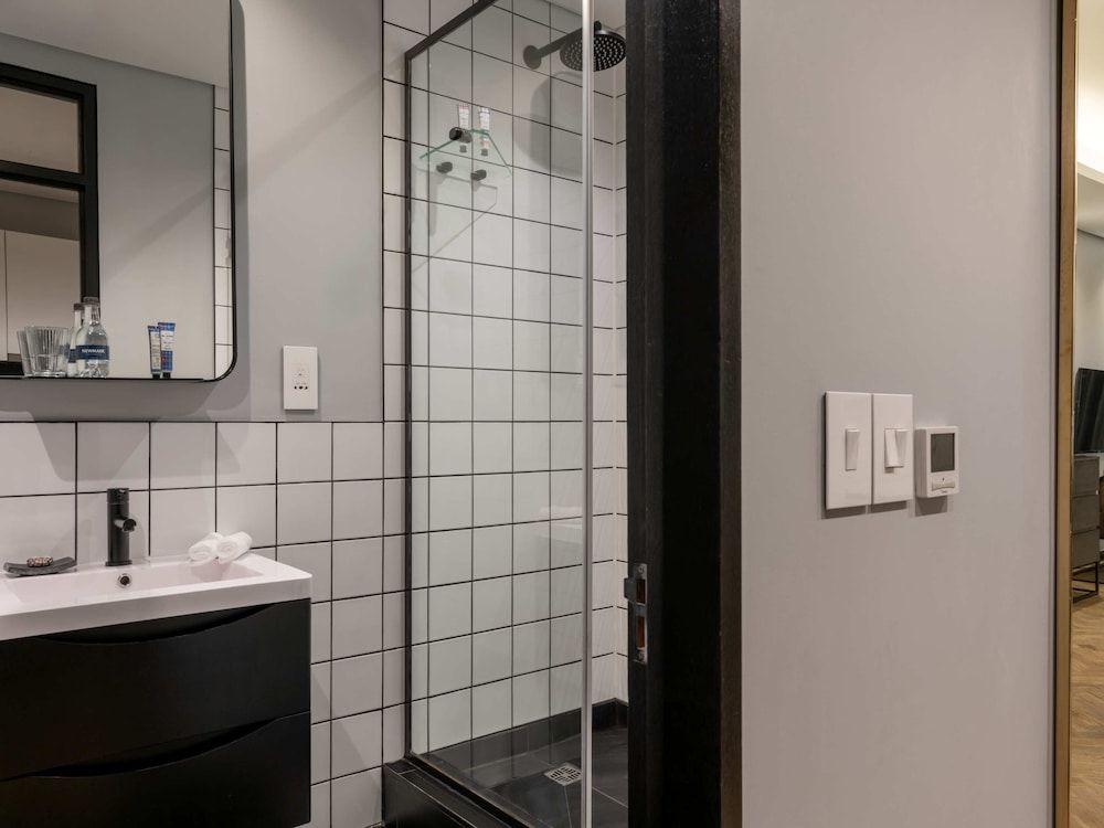 The Onyx Apartment Hotel by NEWMARK Studio, 1 King Bed, City View 3