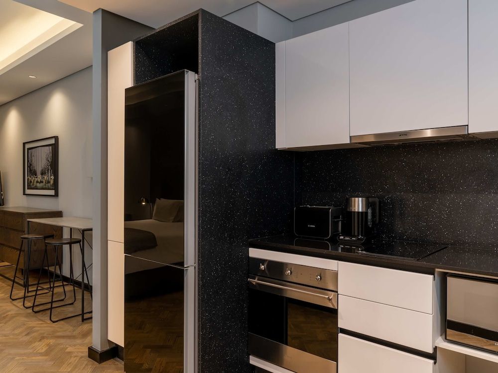 The Onyx Apartment Hotel by NEWMARK Studio, 1 King Bed, City View 9