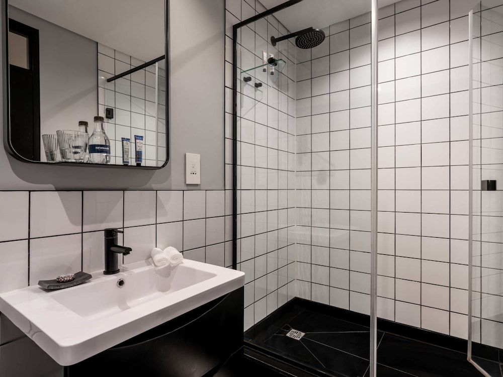 The Onyx Apartment Hotel by NEWMARK Studio, 1 King Bed, City View 3