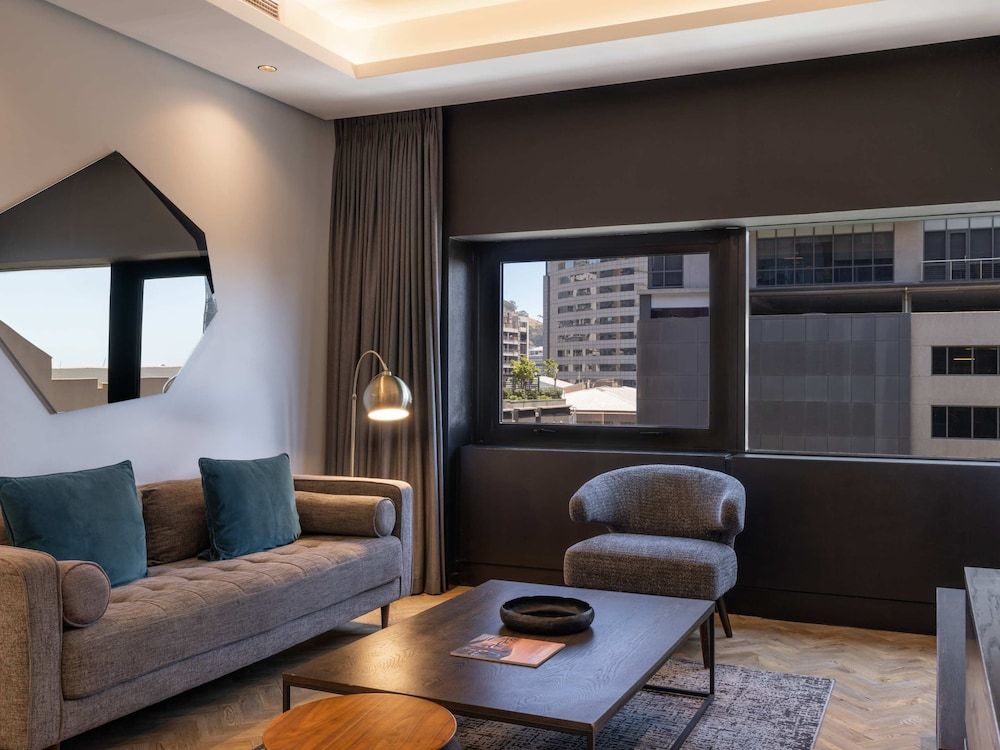 The Onyx Apartment Hotel by NEWMARK Studio, 1 King Bed, City View 7