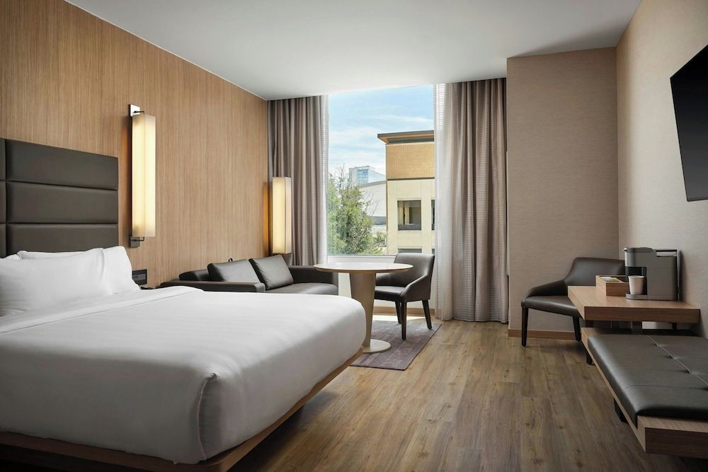Room, 1 King Bed, Corner