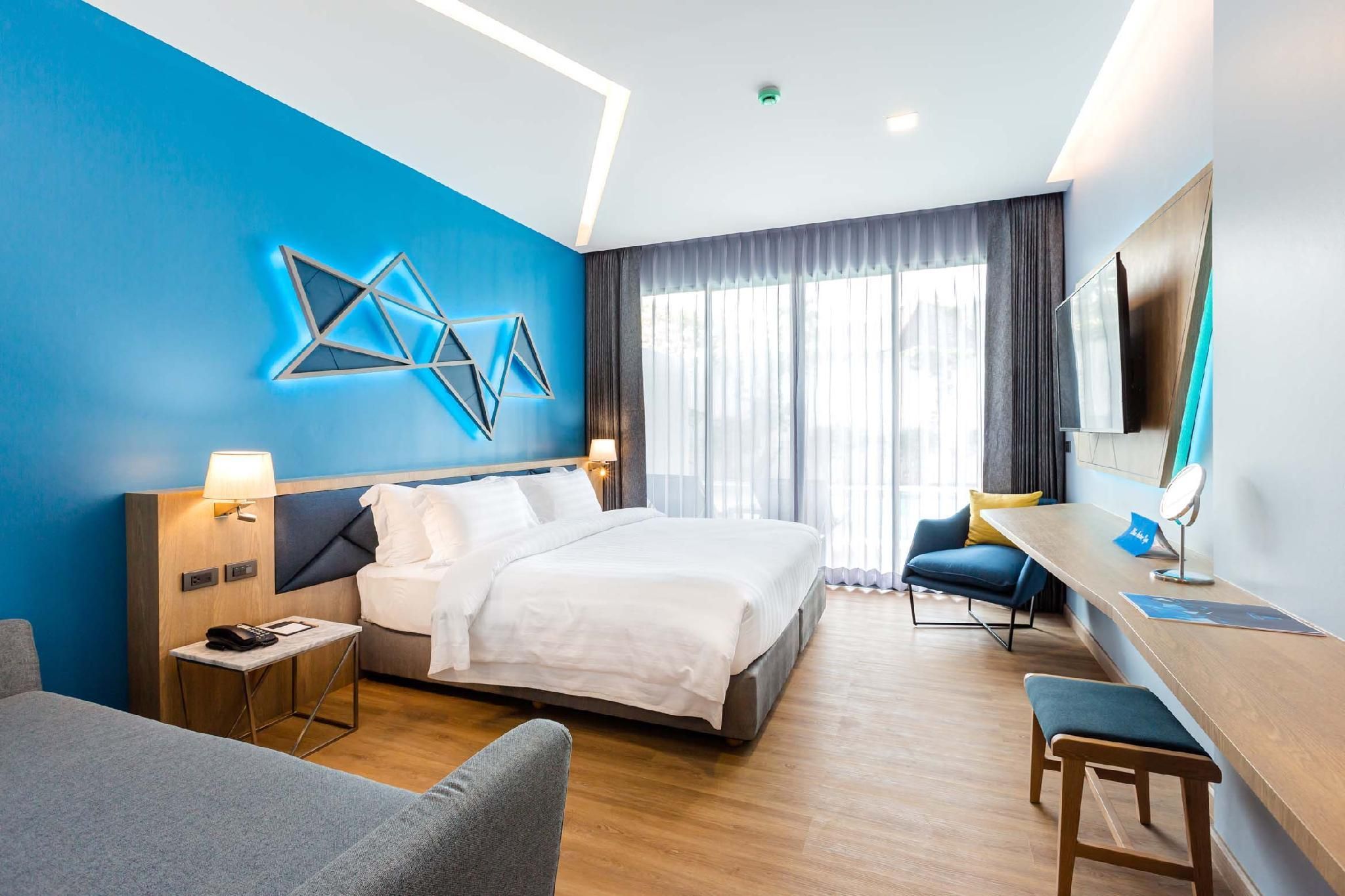 Deluxe Pool Facing Room